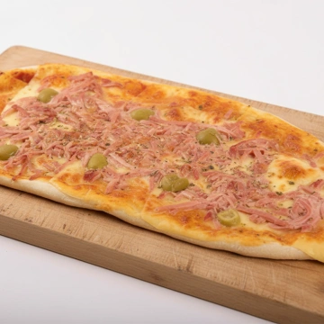 Pizza parrillera jamón, queso y aceitunas